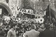 Comemoração do 1.º de maio de 1974 na escadaria do Palácio Nacional de Sintra.