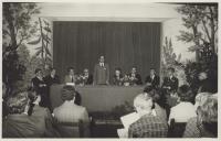 Várias personalidades, entre as quais José Alfredo da Costa Azevedo, durante um evento cultural na sala da nau do Palácio Valenças.