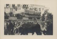 Carro de bois num cortejo de oferendas frente ao Palácio Nacional de Sintra.