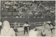 Fotografia no ringue de patinagem Mário Costa Ferreira Lima no  Parque Municipal Dr. Oliveira Salazar em Sintra, com várias pessoas a assistir ao espetáculo do rancho folclórico infantil aquando das comemorações das Bodas de Prata (1940-1965) do Hóquei Clube de Sintra.