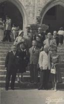 Francisco Costa com um grupo de pessoas na escadaria do Palácio Nacional de Sintra.