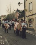 Atuação de uma banda durante as comemorações do 25 de Abril no largo Virgílio Horta em frente aos paços do concelho de Sintra.