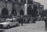 Escolta policial aquando da sua visita ao palácio Nacional de Sintra do Príncipe Filipe, Duque de Edimburgo, acompanhado por Marcelo Caetano, presidente do conselho do Estado Novo.