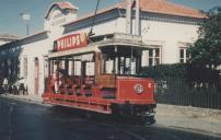 Elétrico parado junto à estação de Caminhos de Ferro de Sintra.