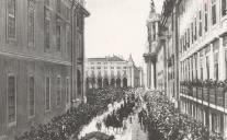 Passagem do Funeral do Rei D. Fernando II, na Praça do Comércio em Lisboa.