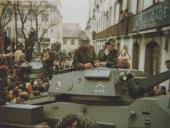 Militares e manifestantes em Lisboa durante o 25 de Abril.