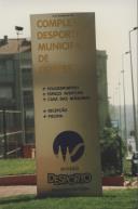 Totem do Complexo Desportivo Municipal de Ouressa.