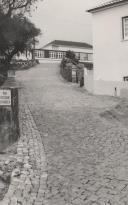 Calçada portuguesa na Rua Visconde d'Asseca em Vale de Lobos.