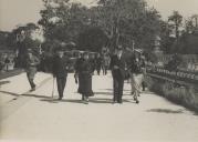 Presidente da república, General António Óscar de Fragoso Carmona, acompanhado pela  sua família, nos jardins do Palácio Nacional de Queluz onde assistiram a algumas filmagens da película "Bocage" do realizador Leitão de Barros.