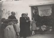 Várias entidades da Comissão de Melhoramentos da Rinchôa, entre elas Julieta Ferrão, prestando homenagem ao Professor Leal da Câmara na inauguração de uma placa comemorativa na casa onde morreu o artista.