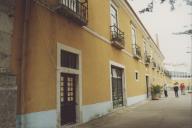 Vista parcial da fachada da casa da Quinta de Nossa Senhora do Monte do Carmo, também conhecida como quinta da Fidalga, junto à  praça da República na Agualva.