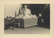 Carro de bois durante um cortejo de oferendas em frente à capela da Misericordia na Vila de Sintra, atual largo Gregório de Almeida.