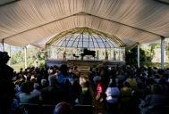 Público para assistir ao Concerto de Pedro Burmester / Pedro Ribeiro / António Saiote / Hugues Kesteman / Abel Pereira, na Quinta da Piedade, durante o Festival de Música de Sintra.