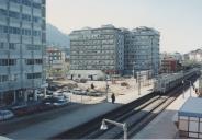 Vista geral da Portela de Sintra com comboio na estação de Caminhos de Ferro.