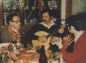 José Alfredo da Costa Azevedo acompanhado de guitarra e viola em sua casa.