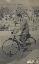 Gincana de bicicletas no ringue de patinagem da Praia das Maçãs.