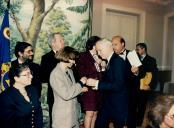 Presidente Internacional Dr. William Wunder a colocar alguns emblemas aos novos sócios do Lions Clube, na sala da Nau, do Palácio Valenças, Sintra.