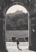 Arco triunfal do Palácio de Seteais com vista para o Palácio da Pena.