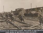 Soldados de infantaria Alemã procuram os Bolchevistas por entre os destroços de uma estação durante a II Guerra Mundial.