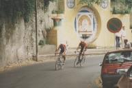 Passagem de ciclistas no largo Dr. Carlos França durante uma edição da Volta a Portugal em bicicleta.