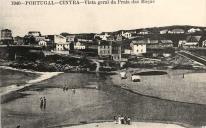 Reprodução de um bilhete postal ilustrado com uma vista geral da Praia das Maçãs. 