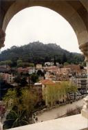 Vista geral da Vila de Sintra com o Castelo dos Mouros, Hotel Vítor, Hotel Central e a Torre do Relógio tirada do Palácio Nacional de Sintra. 