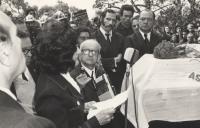 Funeral e homenagem a Ferreira de Castro. 