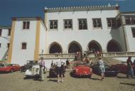 Exposição de carros clássicos do Rally de Inglaterra no largo Rainha Dona Amélia em frente ao Palácio Nacional de Sintra.