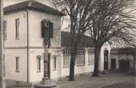 Pelourinho e escola primária de Colares.