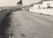 Terraplanagem e pavimentação com macadame de um troço da estrada entre A-do-Longo e a Estrada Nacional 247, passando por Areias.