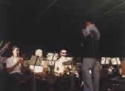 Atuação da Banda da Sociedade Recreativa de Almoçageme no largo da Igreja de Colares.