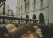 Manifestantes e militares no Largo do Carmo, durante o 25 de Abril, em Lisboa.