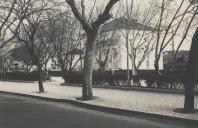 Vista parcial do jardim de Queluz entre a Avenida da República e a Rua Conde Almeida Araújo.