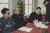 João Justino, Presidente da Câmara Municipal de Sintra, e o Padre João durante a assinatura do protocolo para a construção da igreja de Santa Maria e São Miguel no Sintra Cinema da Portela.