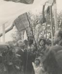 Dom António Corrêa de Sá, Visconde Asseca, a hastear a bandeira na inauguração e benção do nicho de Nossa Senhora dos peregrinos, com a presença da Mocidade Portuguesa e individualidades sintrenses no Largo Fernando Formigal de Morais em Sintra.