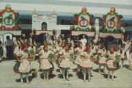 Desfile de marchas populares durante a festa do pêssego no Mercado da Estefânia.