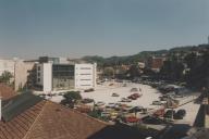 Vista parcial da Praça de Dom Afonso Henriques  e o edificio municipal do Urbanismo na Portela de Sintra.