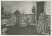Manequins com traje romântico e saloio.