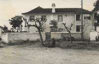 Vista parcial de um largo no Algueirão Velho com uma casa em arquitectura tradicional.