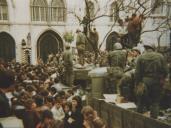 Militares e manifestantes no Largo do Carmo, em Lisboa, durante o 25 de Abril.