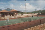 Campo de ténis no complexo desportivo de Lourel.