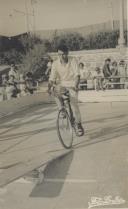 Gincana de bicicletas no ringue de patinagem da Praia das Maçãs.