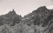 Serra de Sintra com o Castelo dos Mouros e o Palácio Nacional da Pena.