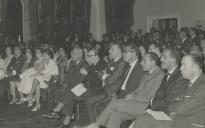 Francisco Costa entre outras individualidades na apresentação do IV Salão de Arte Fotográfica na Sala da Nau do Palácio Valenças.