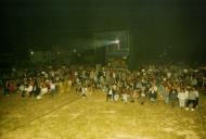 Público a assistir à atuação de uma banda musical.