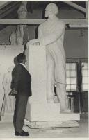 Estátua de D. Fernando II e o escultor Pedro Anjos Teixeira no seu atelier.