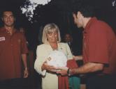 Vítor Baía e Luís Figo oferecendo uma bola de futebol autografada à Presidente da Câmara Municipal de Sintra, Edite Estrela, durante a assinatura de protocolo com a Federação Portuguesa de Futebol.