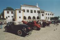 Exposição de carros clássicos do Rally de Inglaterra no largo Rainha Dona Amélia em frente ao Palácio Nacional de Sintra.