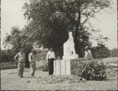 Instalação da estátua de D. Fernando II no Ramalhão da qual foi escultor Pedro Anjos Teixeira.