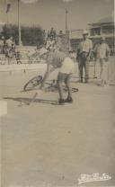 Gincana de bicicletas no ringue de patinagem da Praia das Maçãs.